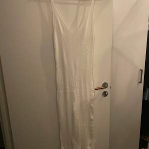 Ribbad vit klänning med djup rygg från NA-KD storlek XS