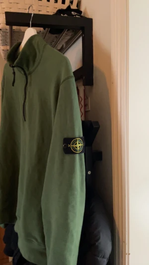 Stone Island XL half zip  - Köpt på Cenino Donna i Växjö förra året för 2700. Har knappt använt den. 