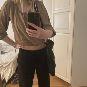 Brun Zara blus - Brun blus från Zara, jättefin och sitter väldigt fint men får tyvärr inte användning för den! 100kr 😊 Hör av dig om du har frågor!