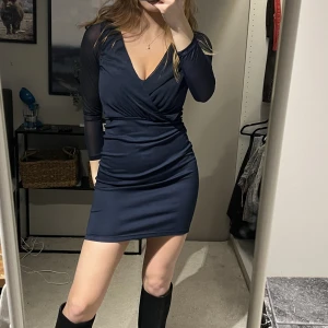 Blå klänning  - Snygg mörkblå klänning som sitter fint på kroppen! Bra skick.