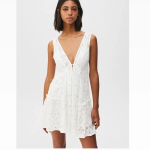 Pull&bear klänning - Klänning från Zalando, använd 1 gång. Superfin som studentklänning eller avslutningsklänning. dubbla lager som är ihopsydda så den är inte genomskinlig, lagom kort.