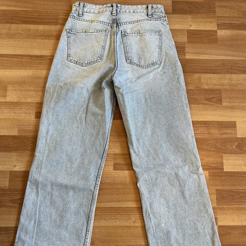 Fina jeans från Zara med hål på knäskålarna. Säljer pga att jag inte får användning för de! 😊. Jeans & Byxor.