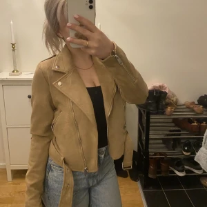 Mocka jacka - Säljer denna jacka från nly passar perfekt t våren! Använd fåtal gånger! Storlek 32 men passar XS/S. Säljs för 99kr