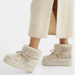 Populära slutsålda boots hm - Populära slutsålda skor från hm. Aldrig använda. Storlek 40. Frakt tillkommer 