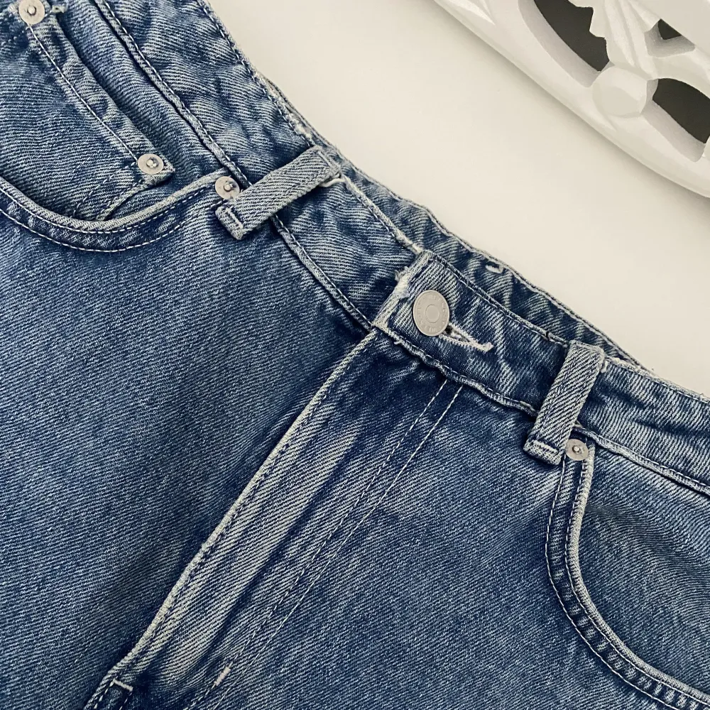 Super fina ljusblåa jeans från weekday. Aldrig kommit till användning, då dem är för stora. . Jeans & Byxor.