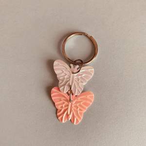 En nyckelring med rosa fjärilar (paljetter)!✨💕🦋(smycke på 3.5cm) + 40kr 15kr frakt!!