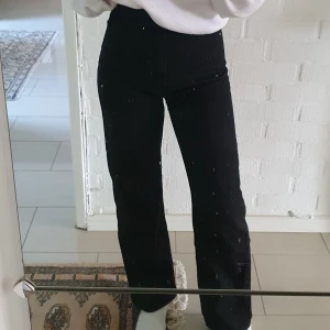 Jeans - Så fina högmidjade svarta jeans! Använda ett fåtal gånger så i bra skick! Från shein. För referens är jag 172cm
