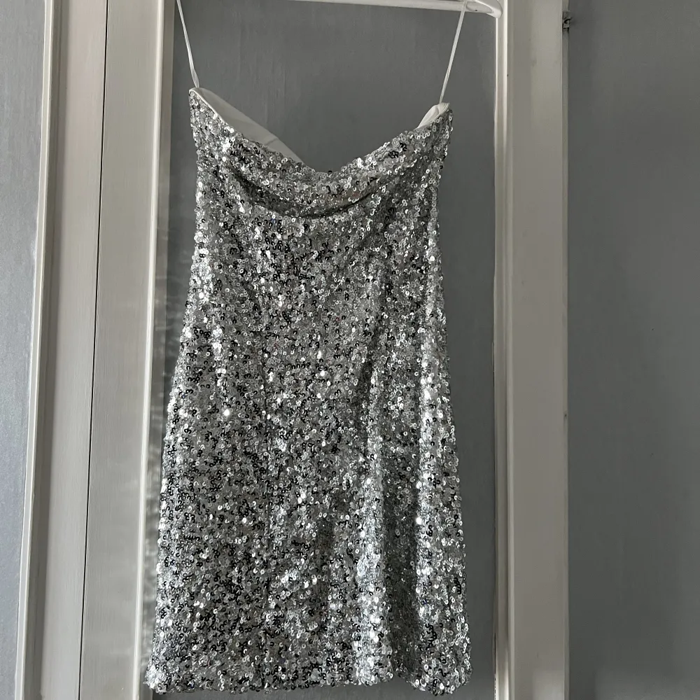 Glittrig klänning från Nelly, köptes inför nyår 22/23 och använd endast en gång. Skulle säga att den är i nyskick! Stl M, ord pris 399kr. Klänningar.