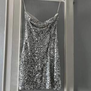 Glittrig klänning från Nelly, köptes inför nyår 22/23 och använd endast en gång. Skulle säga att den är i nyskick! Stl M, ord pris 399kr