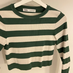 Långärmad tröja från zara - Jättefin långärmad tröja från zara i nyskick!❤️‍🔥