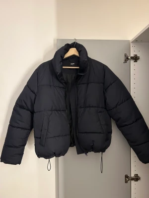 Fluff jacka  - Super skön jacka från BikBok  Säljer pga att jag köpt en ny vinterjacka. Storlek S