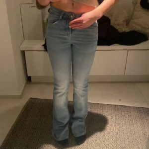 Lowaist bootut jeans Zara  - Säljer dessa extremt snygga jenas pågrund av att dem inte kommit till andväning och sitter lite tajt i midjan. Jag är en 164 cm och dem är lite för långa för mig men funkar ändå att ha köpte för cirka 300kr men priset kan diskuteras 😍