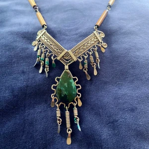 Bohemiskt halsband  - Unikt halsband med bambu och djupt grön sten