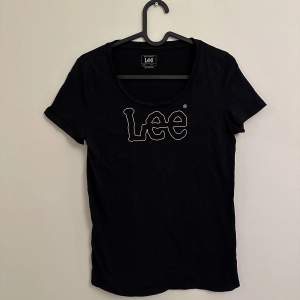 Svart äkta Lee t-shirt med rosa detaljer. Endast använd ett fåtal gånger. 🤍