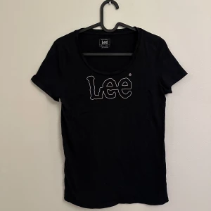 Lee T-shirt - Svart äkta Lee t-shirt med rosa detaljer. Endast använd ett fåtal gånger. 🤍