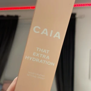 Caia setting spray 100ml - Helt ny, har inte ens öppnat förpackningen. Har 2 mini som är likadana och därför säljer jag denna😁Nypris 225kr +frakt. Sänker tyvärr inte priset😊