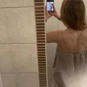 Linne med volang  - Ett silveraktigt linne med volanger från Gina, inte riktigt min stil men kan nog vara så fint på nån annan så säljer 💛60kr+frakt 