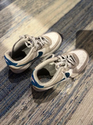 Vår skor - Säljer dessa coola Nike Airforce i fina färger. Använda en säsong så i väldigt bra skick. Hör av dig vid frågor!❤️