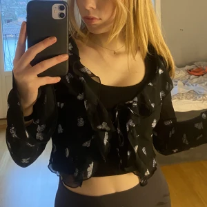 Mesh top - Säljer denna mesh-kofta då den är för liten men jag ej kan lämna tillbaka då jag inte har kvitto. Superfin med ett linne eller svart bh under, endast provat! 💞