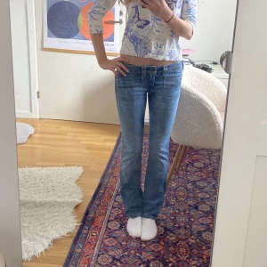 Lågmidjade diesel jeans - Världens snyggaste lågmidjade diesel jeans med ascoola fickor som är lite korta för mig-jag är 172 TRYCK INTE PÅ KÖP NU