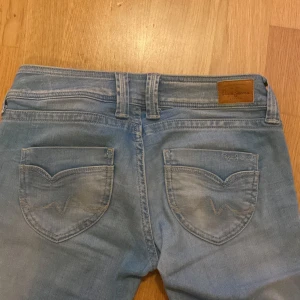 Pepe jeans - Säljer dessa supersnygga pepe jeans då jag inte använder de så mycket. Köpta på plick för några månader sen!!! Den är i storlek 27 jag är 36💞💞💞 