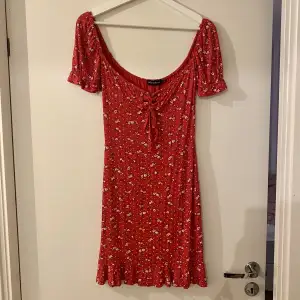Supersöt klänning som passar perfekt till sommaren! Köpte den för ett tag sen men aldrig använd (lappen är därav kvar) säljer då jag tycker att den blev för kort för mig🌟 är 173 och den gick precis under rumpan på mig