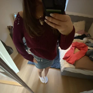 Stickad tröja med knitar - Stickad tröja med knitar på axlarna!!💕