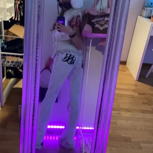 Coola rock and republic byxor!💖😻 - Asskolka byxor som tyvärr inte kommit till användning så därför säljer jag säljer billigt pga förakt de på bild tre men inget som märks enligt mig!❤️bara att skriva för fler bilder eller så!