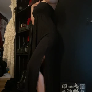 Klänning - Säljer den då den inte riktigt passade mig, den har slits på båda sidorna som syns då man böjer på benen och lite då man går. Aldrig använt den. Den är i mjukt och skönt material. Passar Xs-S