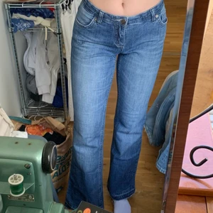 Lågmidjade jeans💙 - Insydda i midjan och nerlagda, gylfen åker lätt ner men har fäst en ring som kan sättas runt jeansknappen så den stannar uppe 👌 midjemått: 80cm, innerbenslängd: 91cm