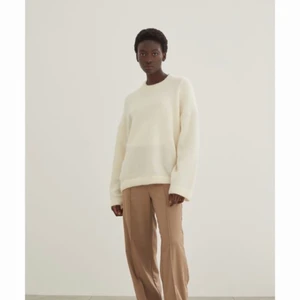 Mohair tröja - Säljer min superfina trendiga mohairstickade tröja. Nästan nyskick då den bara använts 2-3 gånger. Jätteskönt material, inte alls stickig. Nypris 500kr. Skriv för fler bilder💗 köparen står för frakt!