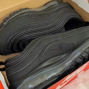 Nike air Max 97, svarta i storlek 39 i junior modell. Använda ett fåtal gånger. Köparen står för eventuell fraktkostnad. 