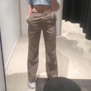 Kostymbyxor bik bok  - Säljer nu mina älskade kostymbyxor från bik bok! Storlek 34, jag är 168 som referens! Kan mötas upp i Stockholm eller frakta mot fraktkostnad😊