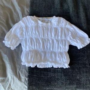 Vit Topp Zara - Möts i Enskede/Stockholm C eller så står köparen för frakt!