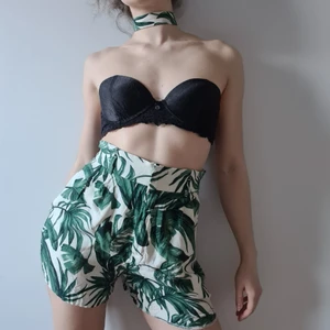 Shorts med fickor och skärp - Somriga shorts m bladmönster, fickor framtill, dragkedja & hyska samt tillhörande skärp. Du kan välja att ha det antingen i midjan, håret eller som choker. 💁🏽‍♀️✨️ Superlätta, luftiga, lent material. Älskar känslan, säljer pga inte min stil.