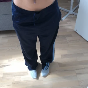 Adidas - Säljer mina adidas byxor i storlek xl dom är alldeles för stora för mig och använder aldrig har använt dom 1 gång innan. Köpare står för frakt💕
