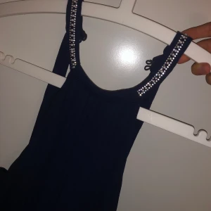 Balklänning - Min balklänning från 9an som bara användes den kvällen. Passar perfekt för mig som är 163 cm med klackar. Utan så når klänningen marken, vilket också var fint. Skriv för fler bilder!