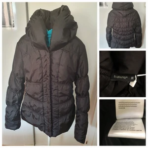 Snygg vinterjacka superfint skick säljes - Märke: B.Young Typ: Jacka Storlek: 38 Färg: Svart ( uppskattas som normal i storlek, medium) Material: 100% Polyester Mönster: Enfärgat Kroppstyp: Kvinna  Jackan har två ytterfickor.  Finns centralt I Årsta Stockholms län. Betalning på plats med swish eller jämna kontanter.  Varmt välkommen 🌸 