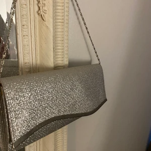 Clutch  - En fin strass clutch, endast använd en gång på balen.