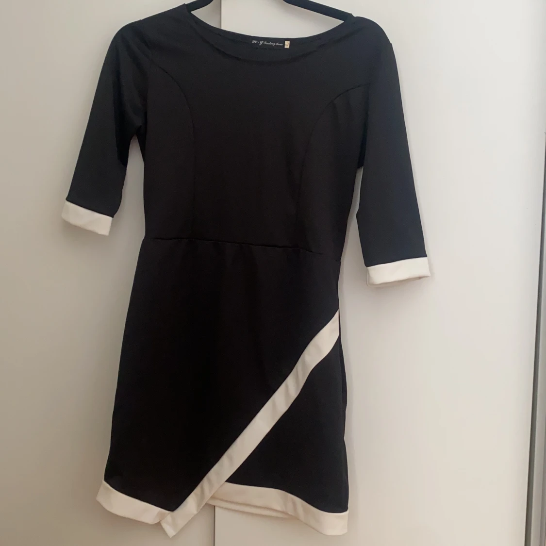 Svart klänning med vita detaljer 
