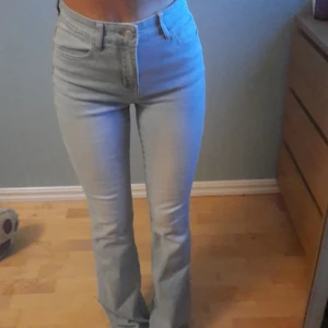 Bootcut jeans - Jätte fina bootcut jeans från shein ska tilläggas att det är bra kvalitet för o vara där ifrån. Säljer då dom är alldeles för långa och för stora i midjan på mig. Är 163 skulle nog passa någon som är typ 170. Skriv till mig vid frågor eller fler bilder 💕 priset går o diskutera!