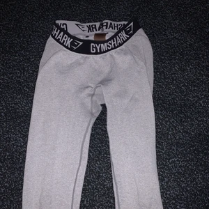 Flex leggings Gymshark - Välanvända men i bra skick! Relativt stora i storleken och passar därför även S. Köparen står för frakten!