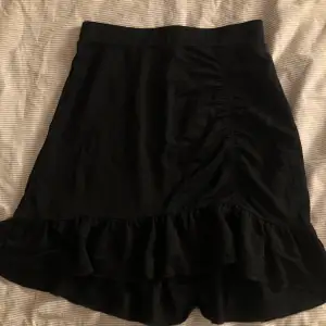 Säljer min fina kjol från ginatricot eftersom den inte kommer till användning, har endast provat den så den är i väldigt fint skick. Den är i storlek M men skulle kunna tänka mig att den också passar de som har S. Säljer den för 120+  frakt. Finns ej kvar i denna storlek vad jag vet.