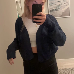 Kofta - Snygg blå stickad kofta, snålt använd så bra skick💗