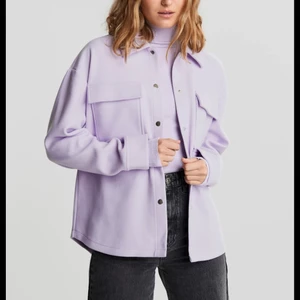 Skjortjacka - Superfin skjortjacka från Gina som inte säljs längre! Superfin sådär nu till våren. I storlek xs men är oversized på mig som brukar ha S. Använd ungefär en halv sommar men superfint skick. Nypris tror jag var runt 500kr. Säljer för 250kr + frakt💜 skriv gärna vid frågor och fler bilder!