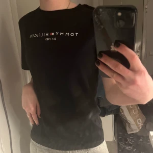 Tommy hilfiger t-shirt  - En helt ny och oanvänd svart Tommy Hilfiger t-shirt. Jag kan mötas upp i Stockholm eller frakta, köparen står för frakten💕