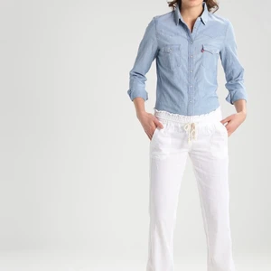 Roxy Linnebyxor - Intressekoll på mina helt nya Roxy linnebyxor. Endast provade en gång. Oceanside pant i färgen sea salt, storlek Large men skulle säga mer som en medium. Perfekta linnebyxor till sommaren. Lågmidjade och luftiga. Bud är bindande. Budet ligger privat på 600kr!💕