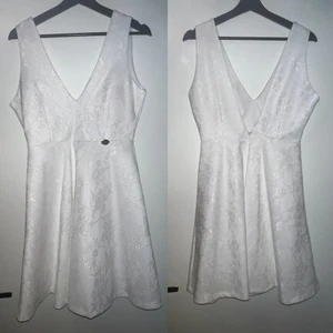 Vit klänning - Klänning som är helt oanvänd med alla lappar kvar från  bubbelroom.  Storlek 38