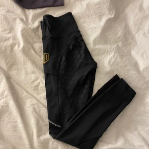 Maya Delorez ridbyxor  - Säljer dessa svarta maya Delorez ridbyxor, inte så bra skick, hålet är inget man tänker på, nypris 799kr, pris kan diskuteras