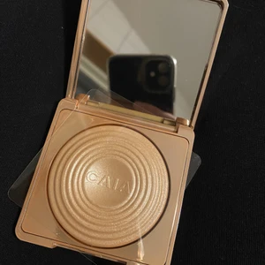 Caia highlighter - Helt orörd highlighter i färgen Sydney. Nypris 325kr